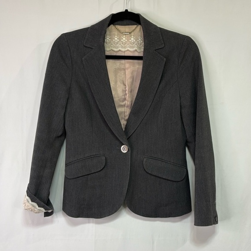 🦚 Minimum gray, single button blazer with lace trim detail